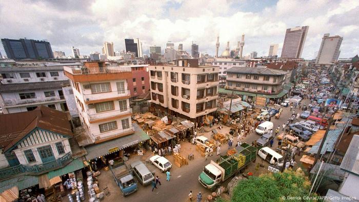Markt auf Lagos Island aus der Vogelperspektive vor Skyline von Lagos, Nigeria (Derrick Ceyrac/AFP/Getty Images)