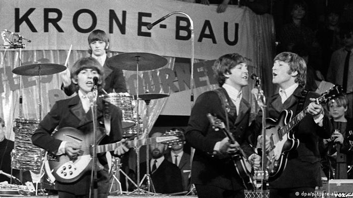 Dondequiera que fueran los muchachos de Liverpool la recepción era frenética y había filas de chicas fanáticas desmayándose. Esto también ocurrió en la gira Bravo Beatles Blitz Tour de 1966, organizada por la revista juvenil alemana Bravo. Por cierto, fue la única gira por Alemania en la carrera de los Beatles.
