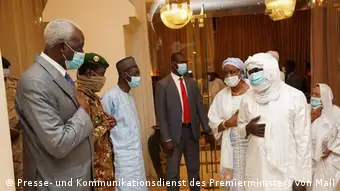 Dès leur libération le 08.10.2020, les otages ont été reçus par le président de la transition, Bah N'Daw au palais présidentiel à Bamako