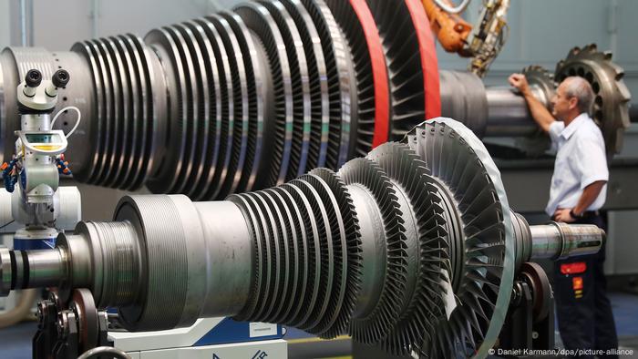 Deutschland Corona-Krise - offengelegte Dampfturbine im Siemens-Werk (Daniel Karmann/dpa/picture-alliance) Deutschland Corona-Krise - offengelegte Dampfturbine im Siemens-Werk (Daniel Karmann/dpa/picture-alliance)