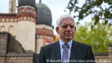 09.10.2020, Sachsen-Anhalt, Halle (Saale): Josef Schuster, Präsident des Zentralrats der Juden in Deutschland, steht vor der Synagoge in Halle/Saale. Ein Jahr nach dem rechtsterroristischen Anschlag am höchsten jüdischen Feiertag Jom Kippur in Halle wird mit Veranstaltungen und Gebeten der Opfer gedacht. Am 09. Oktober 2019 hatte ein schwer bewaffneter Rechtsextremist versucht, die Synagoge zu stürmen und ein Massaker unter 52 Besuchern anzurichten. Als ihm das nicht gelang, erschoss er eine Passantin und in einem Dönerimbiss einen jungen Mann. Foto: Hendrik Schmidt/dpa-Zentralbild/dpa | Verwendung weltweit