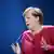 A chanceler federal da Alemanha, Angela Merkel, fala e gesticula