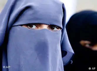 比利时通过法案禁止身着穆斯林罩袍或披戴面纱