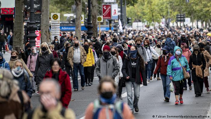 В Берлин се проведоха многолюдни демонстрации срещу ограничителните мерки