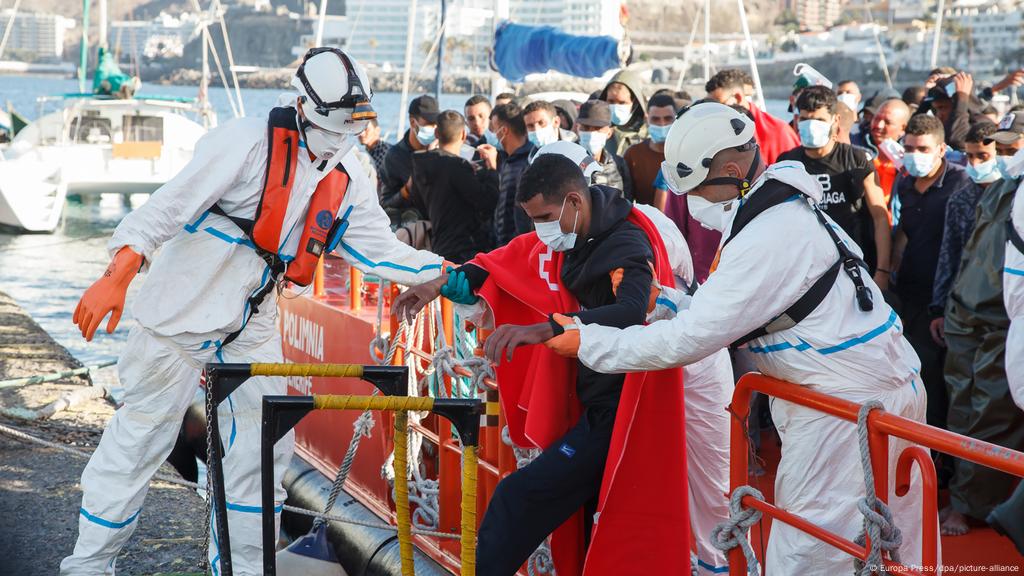 Over A Thousand Migrants Land In Spain S Canary Islands News Dw 10 10 2020