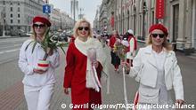 10.10.2020, Belarus, Minsk: MINSK, BELARUS - OCTOBER 10, 2020: Participants in a women's march carry flowers and plants in central Minsk. The announcement of the results of the 2020 Belarusian presidential election on August 9 has triggered mass protests in Belarus. Gavriil Grigorov/TASS Foto: Gavriil Grigorov/TASS/dpa |