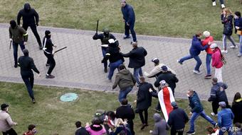 Неизвестные в штатском избивают людей во время протестной акции в Минске (Фото из архива) 