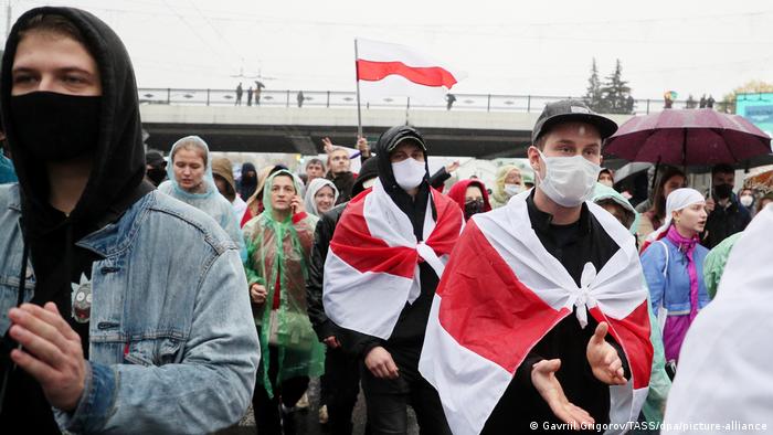 Belarusian Protesters Clash With Police Dozens Arrested News Dw 11 10 2020
