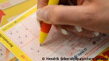 ARCHIV - Einen Spielschein für das Lotto «6aus49» füllt eine Frau am 29.04.2013 in einer Lotto-Annahmestelle in Leipzig (Sachsen) aus. Foto: Hendrik Schmidt/dpa (zu lsn vom 30.12.2013) +++(c) dpa - Bildfunk+++ | Verwendung weltweit