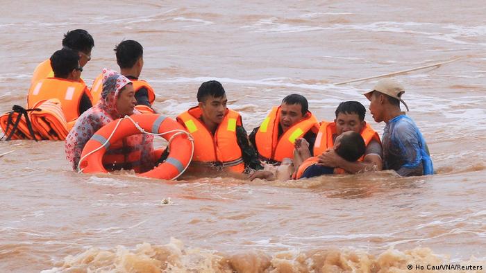 Vietnam Unwetter l Überflutung, Rettungsaktion in Cua Viet
