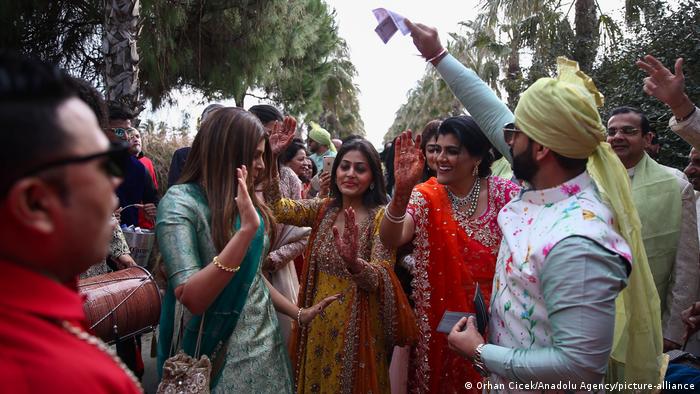 Frauen tanzen auf einer indischen Hochzeit (Orhan Cicek/Anadolu Agency/picture-alliance)