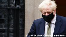 British Prime Minister Boris Johnson wears a face mask as he leaves 10 Downing Street headed for the Houses of Parliament in London, England, on October 12, 2020. (Photo by David Cliff/NurPhoto) | Keine Weitergabe an Wiederverkäufer.