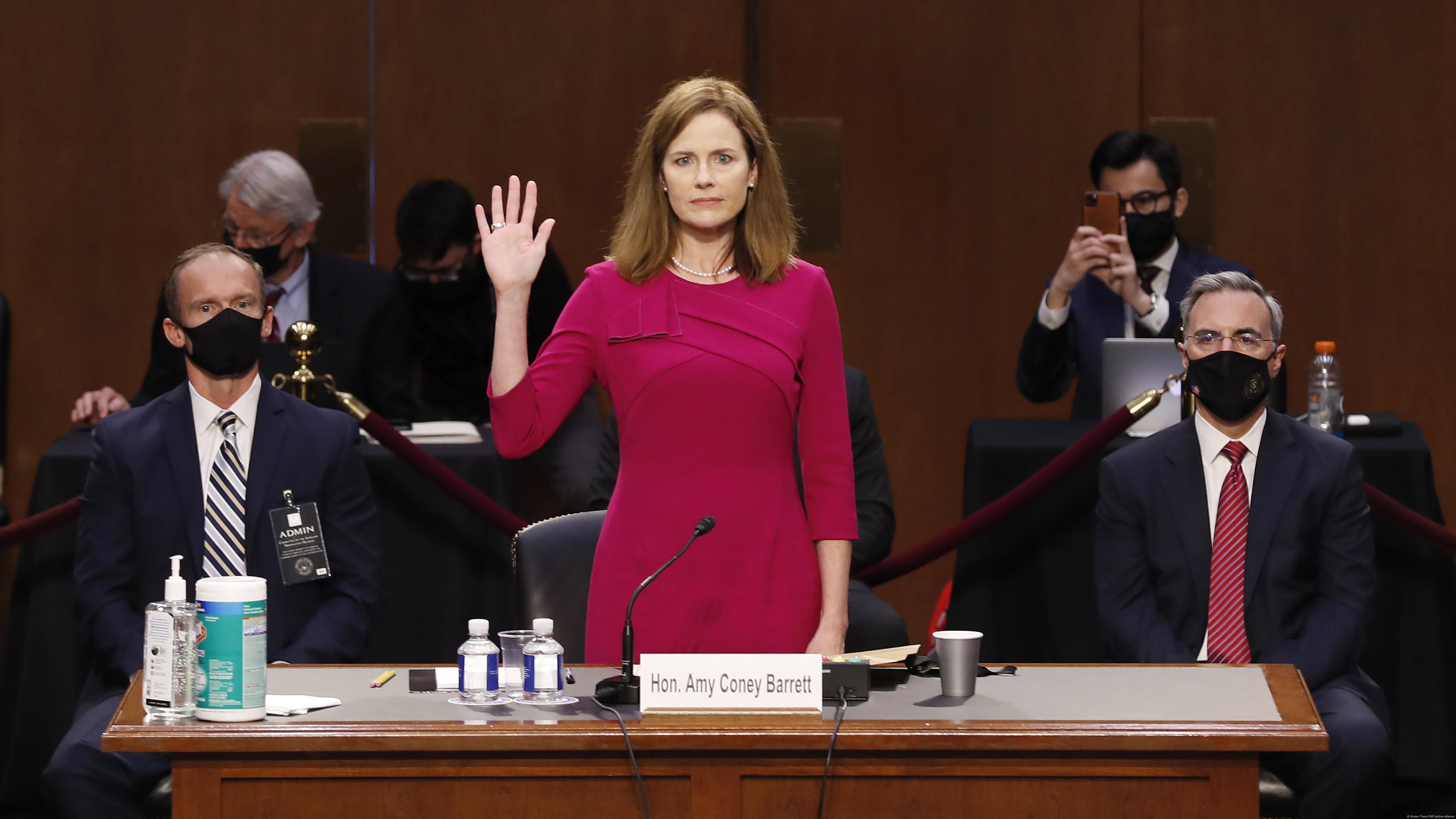 Amy Coney Barrett toma juramento durante su audiencia de confirmación ante el Comité Judicial del Senado en el Capitolio en Washington D.C., Estados Unidos (12.10.2020)