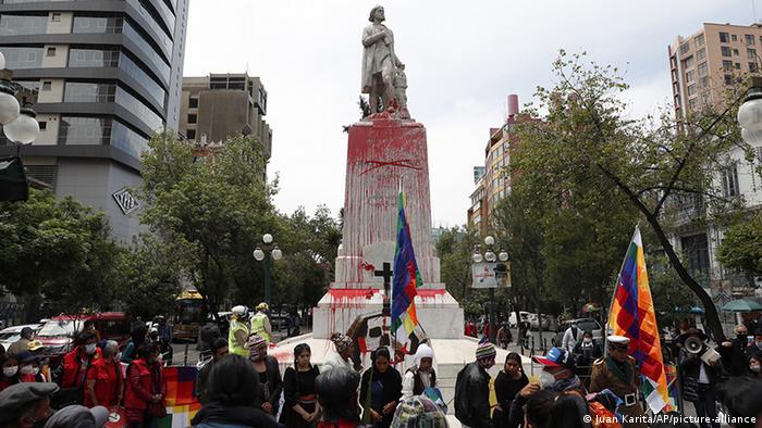 Estatua de Colón manchada, en La Paz.