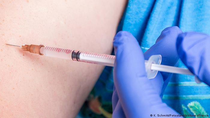 Deutschland Ein Mann bekommt eine Impfung