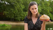 13.10.2020, Frau mit Brot auf einem Tablett, Meet the Germans Thema Brot