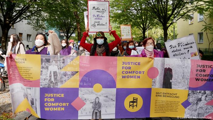 Manifestantes en contra de la demolición de la estatua, en Berlín.