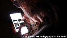 ILLUSTRATION - 30.09.2020, Nordrhein-Westfalen, Düsseldorf: Eine junge Frau bedient ihr Smartphone (gestellte Szene). Auf einer Pressekonferenz wird am 01.10.2020 ein neues Frühwarnsystems bei Mediensucht und Depression vor. DAK-Gesundheit und Berufsverband der Kinder- und Jugendärzte stellen das Vorsorgepaket für Kinder und Jugendliche vor. Foto: Weronika Peneshko/dpa +++ dpa-Bildfunk +++ | Verwendung weltweit