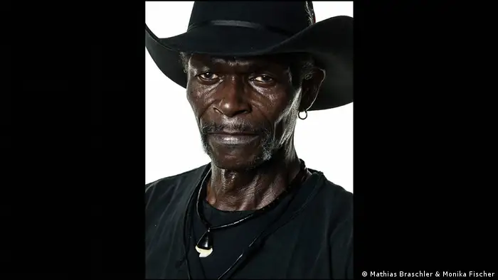 Mann mit dunklem Cowboy-Hut - Porträtfoto aus dem Band Divided We Stand (Mathias Braschler & Monika Fischer)