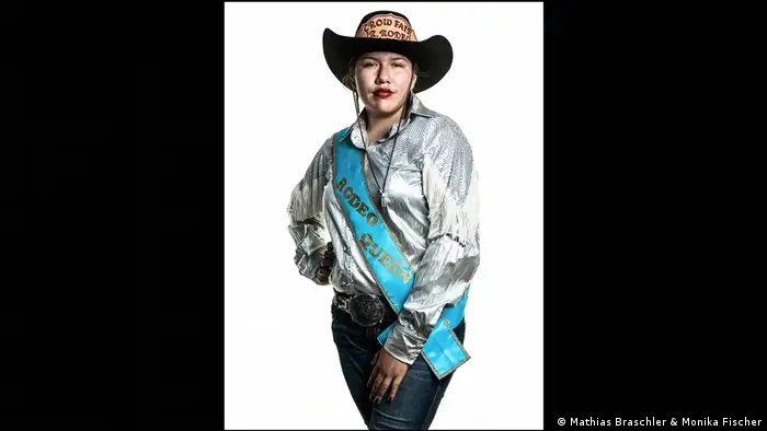 Junge Frau mit Cowboy-Hut, silberner Bluse und Schärpe mit dem Aufdruck Rodeo Queen - Porträtfoto aus dem Band Divided We Stand (Mathias Braschler & Monika Fischer)