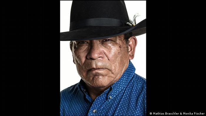 Häuptling der Cheyenne mit schwarzem Hut und blaugemustertem Hemd - Porträtfoto aus dem Band Divided We Stand (Mathias Braschler & Monika Fischer)