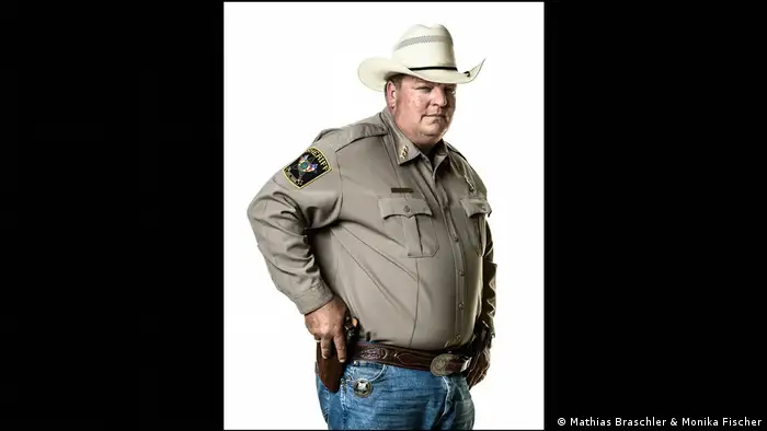 Sheriff mit Cowboy-Hut und Waffengürtel - Porträtfoto aus dem Band Divided We Stand (Mathias Braschler & Monika Fischer)