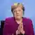 Chanceler federal alemã, Angela Merkel, de mãos juntas