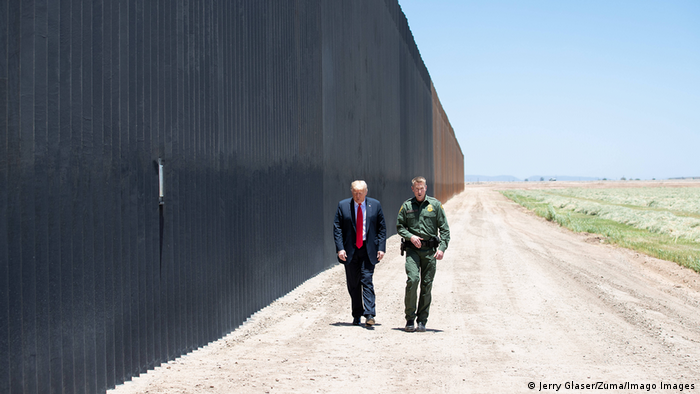 O então presidente americano, Donald Trump, faz um tour por uma nova seção do muro ao longo da fronteira entre México e EUA pelo chefe da patrulha de fronteira, Rodney Scott, em 23 de junho de 2020, em San Luis, Arizona