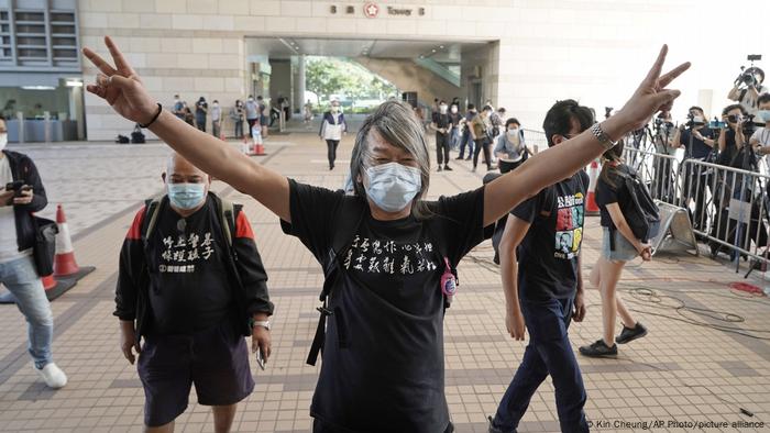 2020年，梁国雄因参与港府未批准的六四纪念活动被控。图为梁于同年10月出庭时所摄