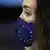 Девушка в маске с флагом Евросоюза