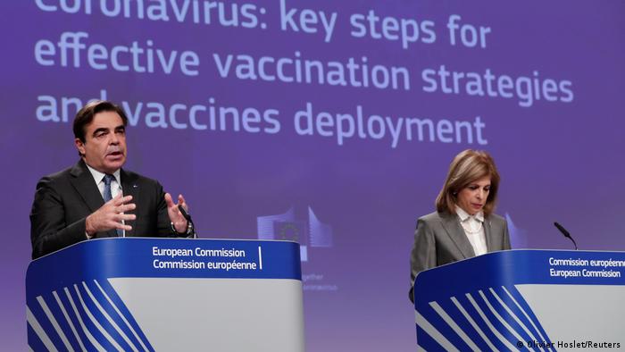 Belgien EU-Gipfel Impfstrategie | Stella Kyriakides und Margaritis Schinas (Olivier Hoslet/Reuters)