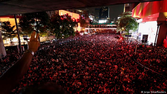 Manifestantes protestan para exigir la renuncia del gobierno, Bangkok, Tailandia (15.10.2020)