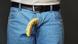 Symbolbild Erektionsstörung: Hängende Banane in der Hose Symbolbild Erektionsstörung: Hängende Banane in der Hose
