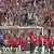 Die Spieler des FC Bayern lassen sich von ihren Fans feiern (Foto: AP)