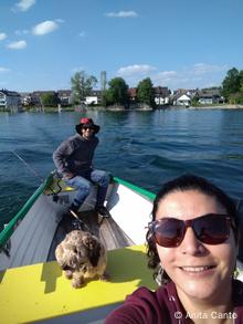 Anita Canto, junto a su esposo Dominik Beck y Tito, su perro.