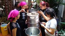 Frauen produzieren Bier in Kolumbien: Frauen, die Bier produzieren in Cali, Kolumbien © privat