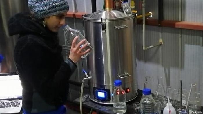 Victoria Lobos, ingeniera agrónoma chilena realizando tareas de asesoría de destilación. Victoria Lobos, ingeniera agrónoma chilena realizando tareas de asesoría de destilación.