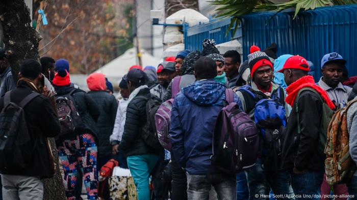 Inmigrantes haitianos fuera de la embajada de su país en Chile. 