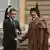الزعيم الراحل الليبي معمر القذافي والرئيس الفرنسي الأسبق نيكولا ساركوزي