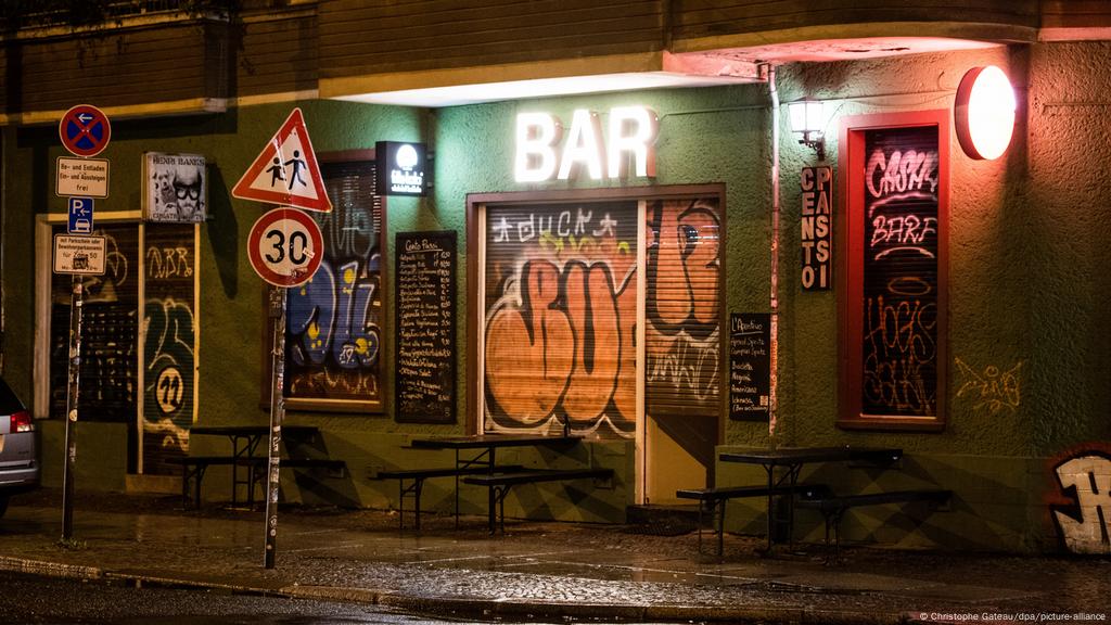 Germany Berlin Court Suspends Bar And Restaurant Curfew News Dw 16 10 2020