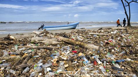 Botellas de plástico a las orrillas del mar en Centro América. Botellas de plástico a las orrillas del mar en Centro América.