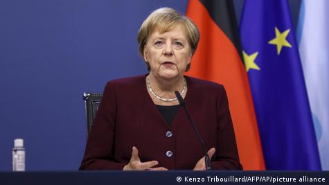 Ish-kancelarja e Gjermanisë Angela Merkel gjatë një fjalimi në samitin e BE-së në Bruksel.