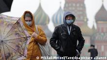 16.10.2020, Russland, Moskau: MOSCOW, RUSSIA - OCTOBER 16, 2020: People walk in Red Square amid the resurgence of the COVID-19 pandemic. Mikhail Metzel/TASS Foto: Mikhail Metzel/TASS/dpa |