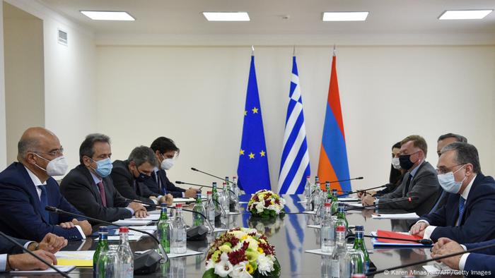 Die Außenminister Griechenlands und Armeniens, Nikos Dendias (links vorne) und Zohrab Mnatsakanyan in Eriwan (Foto: Karen Minasyan/AFP/Getty Images) Die Außenminister Griechenlands und Armeniens, Nikos Dendias (links vorne) und Zohrab Mnatsakanyan in Eriwan (Foto: Karen Minasyan/AFP/Getty Images)