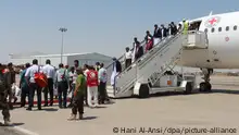 16.10.2020, Jemen, Aden: Jemenitische Gefangene, die von Huthis festgehalten wurden, verlassen nach ihrer Ankunft an einem Flughafen in Aden das Flugzeug. Der großangelegte zweitägige Austausch von Kriegsgefangenen zwischen den Konfliktparteien im Jemen ist erfolgreich beendet worden. «Wir haben über 1000 Gefangene nach Hause bringen können», sagte die Delegationschefin des Internationalen Komitees vom Roten Kreuz (IKRK) im Jemen, Katharina Ritz, die den Austausch in Sanaa begleitete. Foto: Wail Shaif/dpa +++ dpa-Bildfunk +++