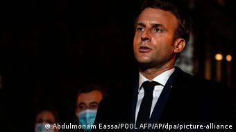 Frankreich | Paris | Emmanuel Macron spricht nach einer brutalen Messerattacke (Abdulmonam Eassa/POOL AFP/AP/dpa/picture-alliance)