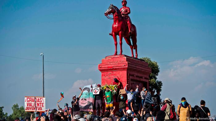 Foto de estatua del general Baquedano pintada de rojo en Chile