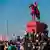 Foto de estatua del general Baquedano pintada de rojo en Chile