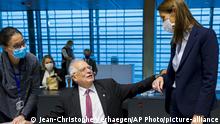 12.10.2020 *** European Union foreign policy chief Josep Borrell, center, speaks with Belgian Foreign Minister Sophie Wilmes, right, during a meeting of European Union foreign ministers at the European Council building in Luxembourg, Monday, Oct. 12, 2020. European Union foreign ministers were weighing Monday whether to impose sanctions on Russian officials and organizations blamed for the poisoning of opposition leader Alexei Navalny with a Soviet-era nerve agent. (Jean-Christophe Verhaegen, Pool via AP) |