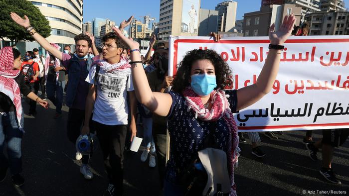 Libanon - am Jahrestag der Anti-Regierungsproteste in Beirut ziehen Demonstranten durch die Stadt